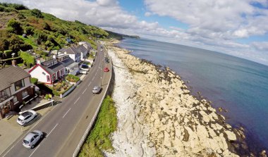 Engebeli kıyı şeridi ve Kuzey İrlanda 'da evler