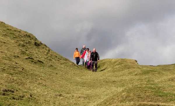 Ramblers Andando Por Uma Colina — Fotografia de Stock