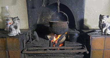 Sticks, İrlanda 'da bir bataklıktan çıkan açık ateşte odun ve turba yakıyor. 
