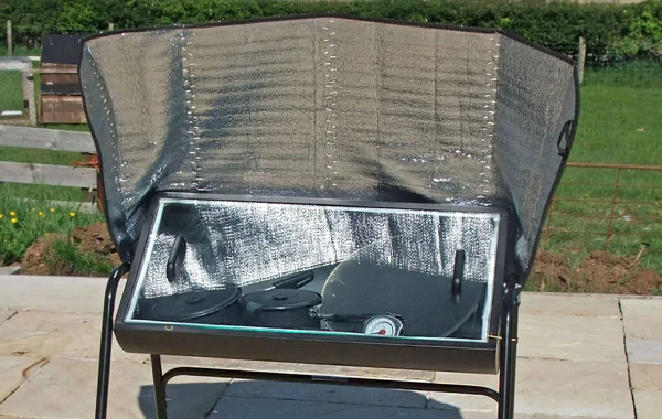 Güneşle pişirilen güneş fırını. 