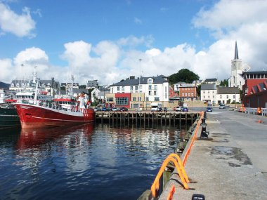 Killybegs Harbour County Donegal İrlanda 'da büyük balıkçı tekneleri ve tekneleri