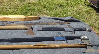 Viking silahları ve zırhı kılıç ve kalkanlarla savaşmak için kullanıldı. 