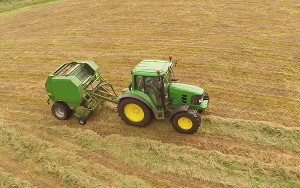 Traktor Som Arbetar Med Gräsensilage Irland — Stockfoto