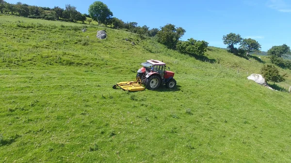 Traktor Toppning Gräs Ett Fält — Stockfoto