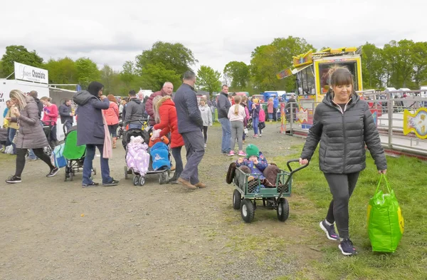 Visitatori Shanes Castle May Day Steam Rally Estate Antrim Irlanda — Foto Stock