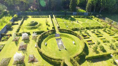 Su çeşmesi, çiçekler, çalılar ve bahçelerdeki bitkiler 