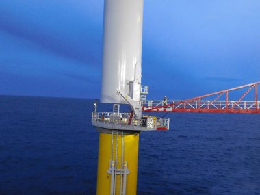 Deniz açıklarında rüzgar türbini ereksiyonu
