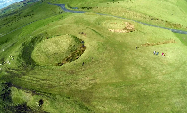 Walkers Dengan Pemandu Wisata Antrim Hills — Stok Foto