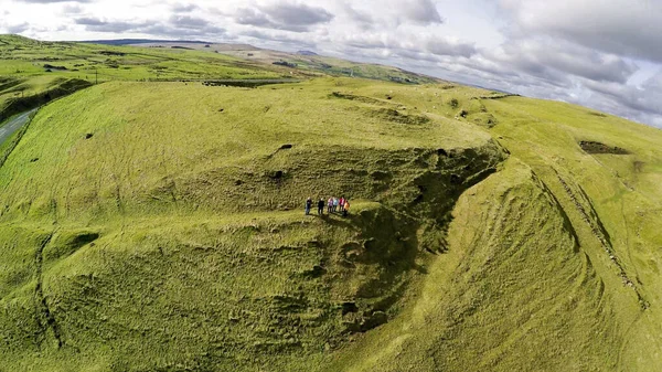 Walkers Dengan Pemandu Wisata Antrim Hills — Stok Foto