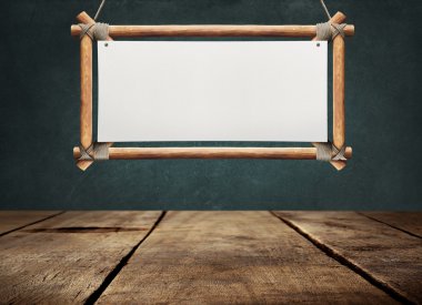 Ahşap işareti asılı ile ahşap masa