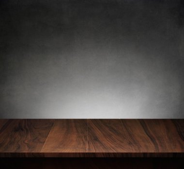 Karanlık beton doku arka plan ile ahşap masa
