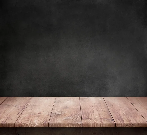 Mesa de madera con fondo de textura de hormigón oscuro — Foto de Stock