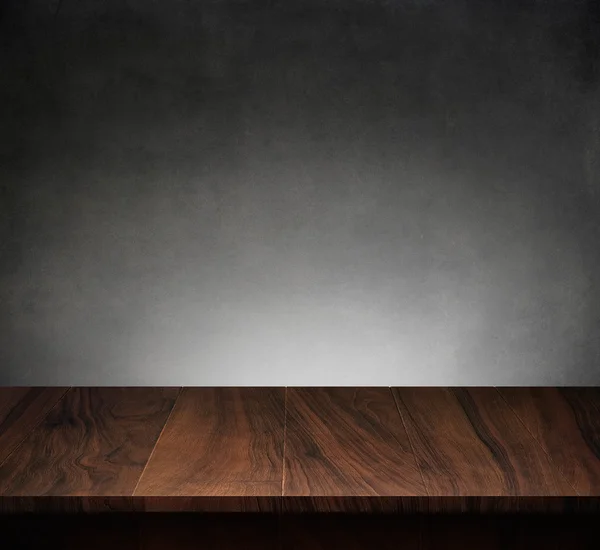 Holz Tisch mit dunkler Betonstruktur Hintergrund — Stockfoto