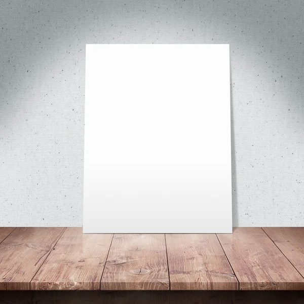 Il manifesto bianco su un tavolo di legno — Foto Stock