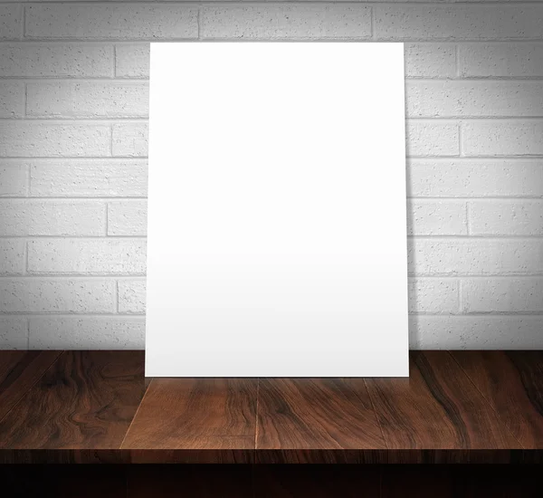 Το λευκό αφίσα σε έναν ξύλινο πίνακα — Φωτογραφία Αρχείου