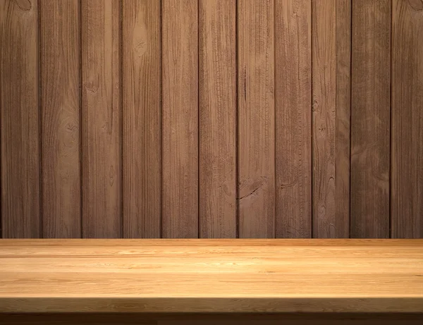 Prateleira vazia na parede da prancha de madeira — Fotografia de Stock