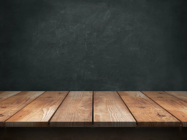 Houten tafel met blackboard achtergrond — Stockfoto