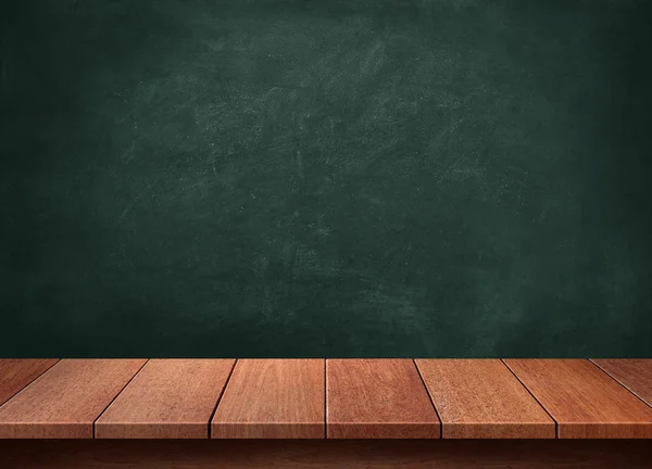 Bord av trä med blackboard bakgrund — Stockfoto