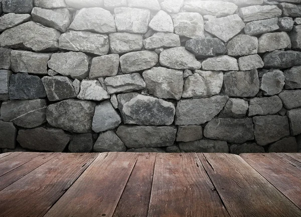 石の壁の背景の木のテーブル — ストック写真