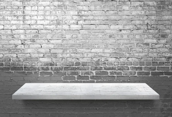 Estante de madera blanco en la pared de ladrillo blanco — Foto de Stock