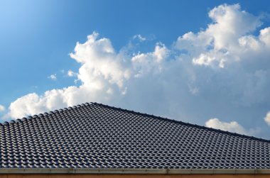 Çatı üst ve mavi gökyüzü arka plan