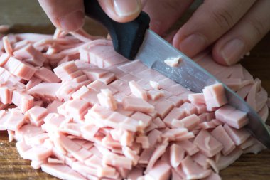 Bıçak ile kesme salam