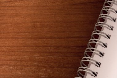 Defter masanın üstünde.