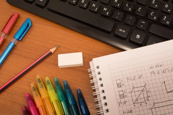 Matemáticas coloridas sobre la mesa — Foto de Stock