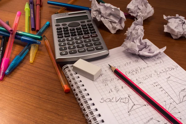 Miniräknare med blyertspenna och suddgummi — Stockfoto