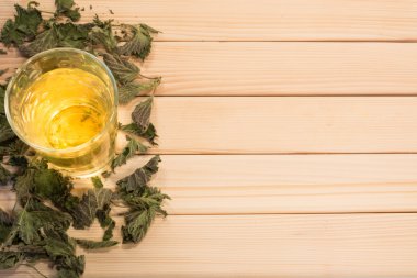 Isırgan otu çay bardak