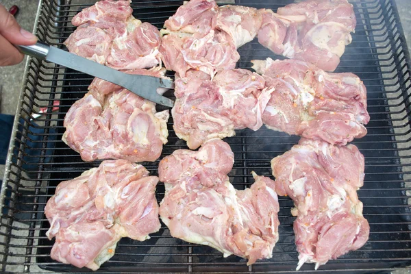 Côtelettes de porc sur un beau gril — Photo