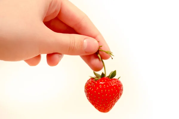 Hand mit Erdbeere — Stockfoto