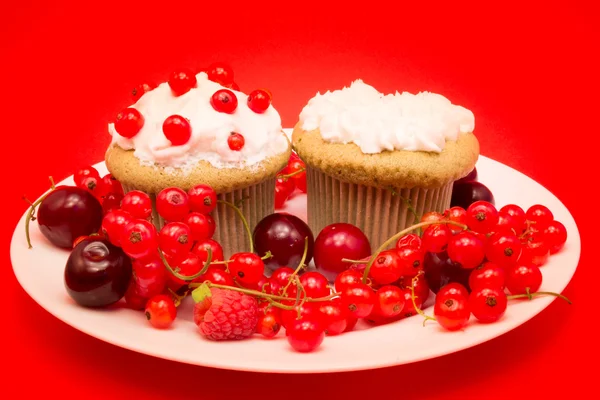 Süße Cupcakes mit Beeren und Kirschen — Stockfoto