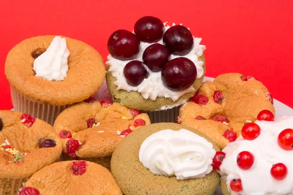Cupcakes sucrés avec des fruits de la fresse sur le dessus d'eux — Photo