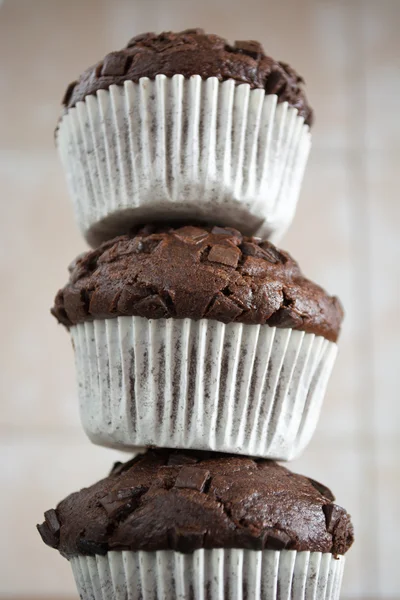 Gestapelter Turm aus hausgemachten Schokoladen-Cupcakes — Stockfoto