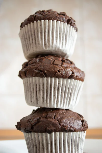 Gestapelter Turm aus hausgemachten Schokoladen-Cupcakes — Stockfoto