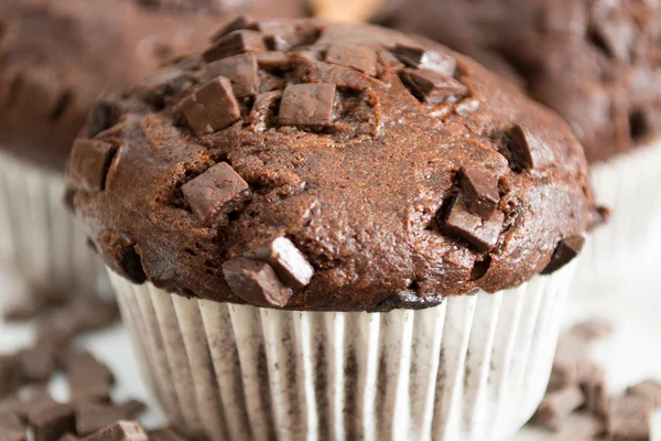 Bolo de chocolate coberto com migalhas de chocolate — Fotografia de Stock