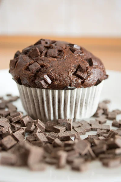 Cupcake al cioccolato ricoperto di briciole di cioccolato — Foto Stock