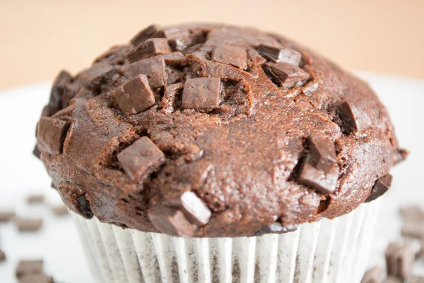 Cupcake al cioccolato ricoperto di briciole di cioccolato — Foto Stock