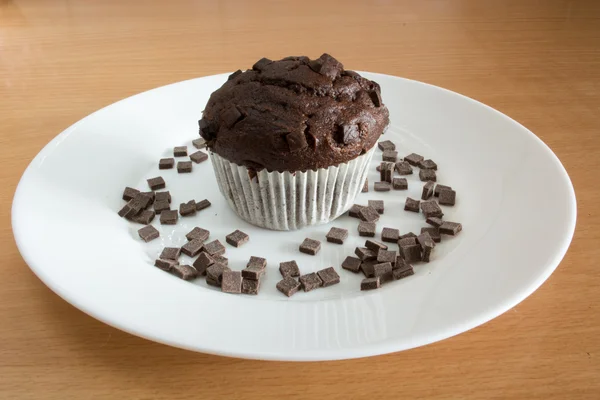 Шоколадный кекс, покрытый шоколадными крошками — стоковое фото