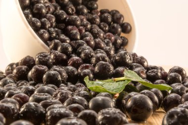 Kase aronia dolu ahşap masanın üzerine döktüm