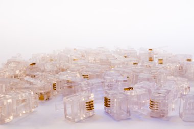 Grup telefon konnektör beyaz arka plan üzerinde