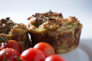 Kabak kek ve beyaz tabak içinde kiraz domates