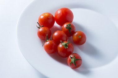 Beyaz tabakta kiraz domatesleri