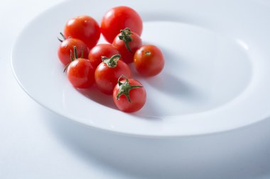 Beyaz tabakta kiraz domatesleri