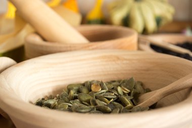 Pupkin tohumları ile ahşap kase