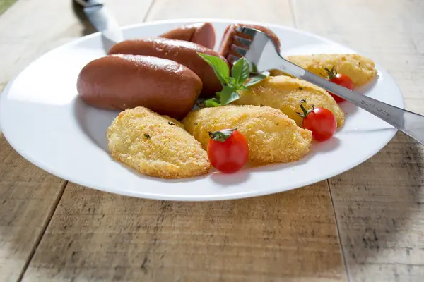 Salsichas fritas e batatas assadas — Fotografia de Stock