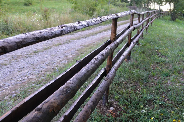 Yol yalak eski kırsal ahşap çit ormana Telifsiz Stok Fotoğraflar