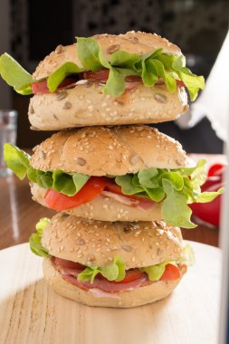 Taze füme et ile yığılmış sandviç