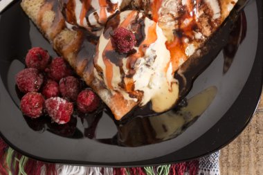 Taze, altın krep meyve ve krema ile